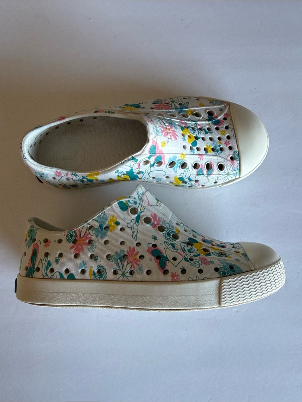 Native Disney kids slip on rubber shoes SZ 11 Minnie Mouse